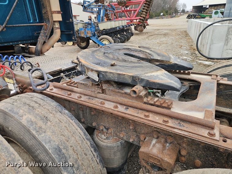 image for item EI8692 1996 Volvo WIA64T semi truck