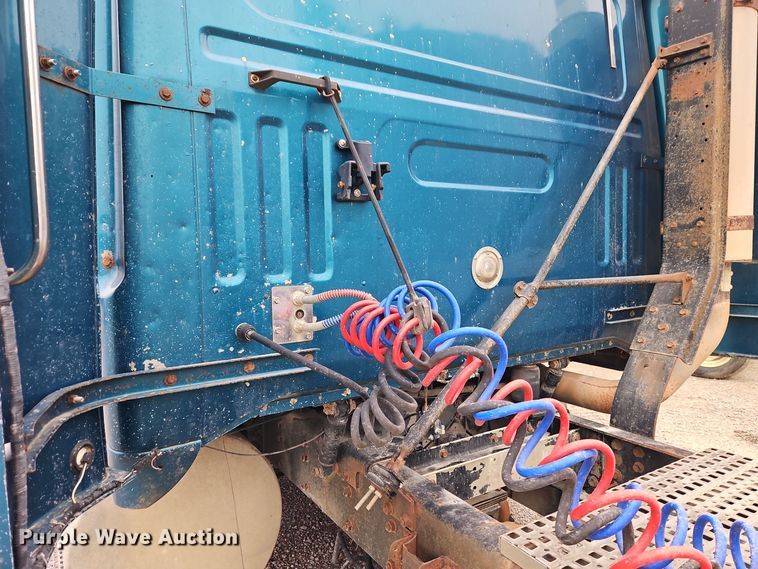 image for item EI8692 1996 Volvo WIA64T semi truck