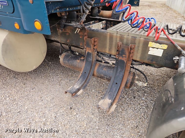 image for item EI8692 1996 Volvo WIA64T semi truck