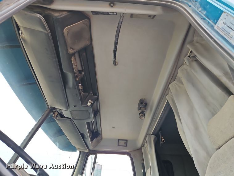 image for item EI8692 1996 Volvo WIA64T semi truck