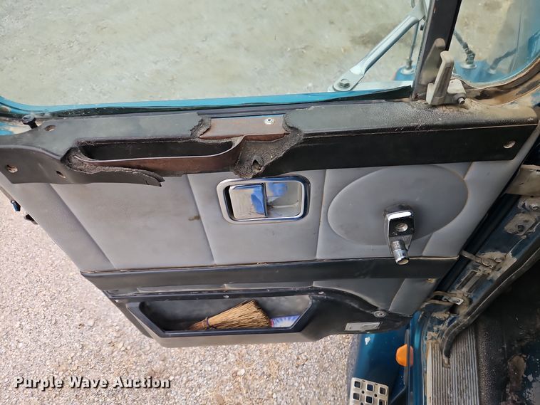 image for item EI8692 1996 Volvo WIA64T semi truck