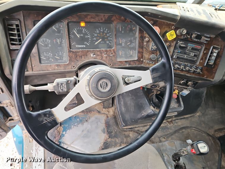 image for item EI8692 1996 Volvo WIA64T semi truck