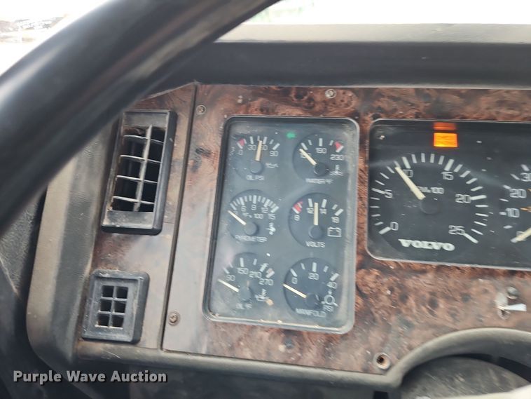 image for item EI8692 1996 Volvo WIA64T semi truck