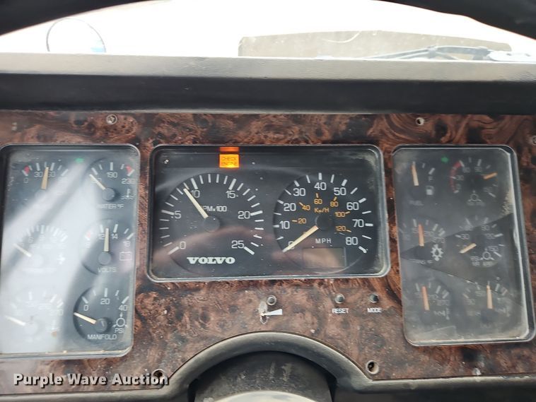 image for item EI8692 1996 Volvo WIA64T semi truck