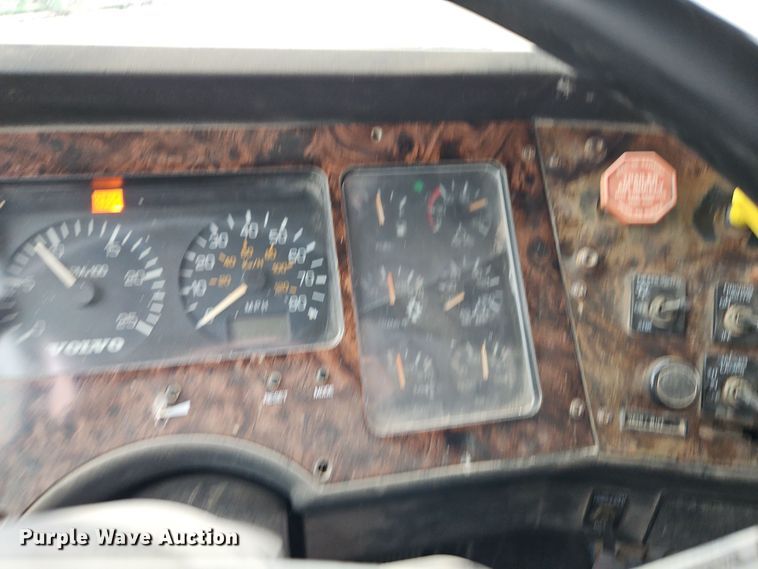 image for item EI8692 1996 Volvo WIA64T semi truck