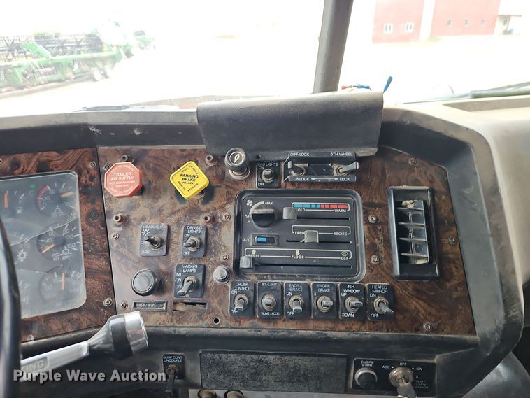 image for item EI8692 1996 Volvo WIA64T semi truck