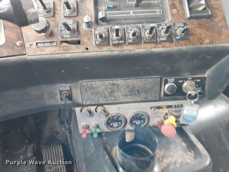 image for item EI8692 1996 Volvo WIA64T semi truck