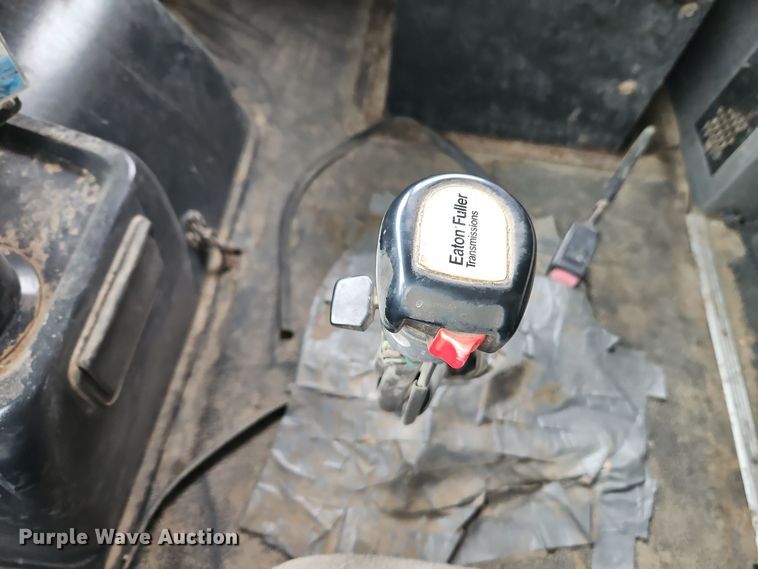 image for item EI8692 1996 Volvo WIA64T semi truck