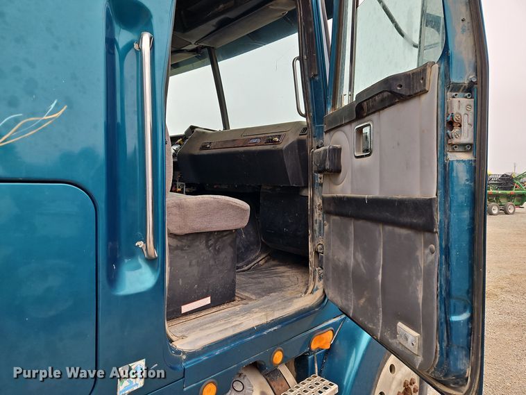 image for item EI8692 1996 Volvo WIA64T semi truck