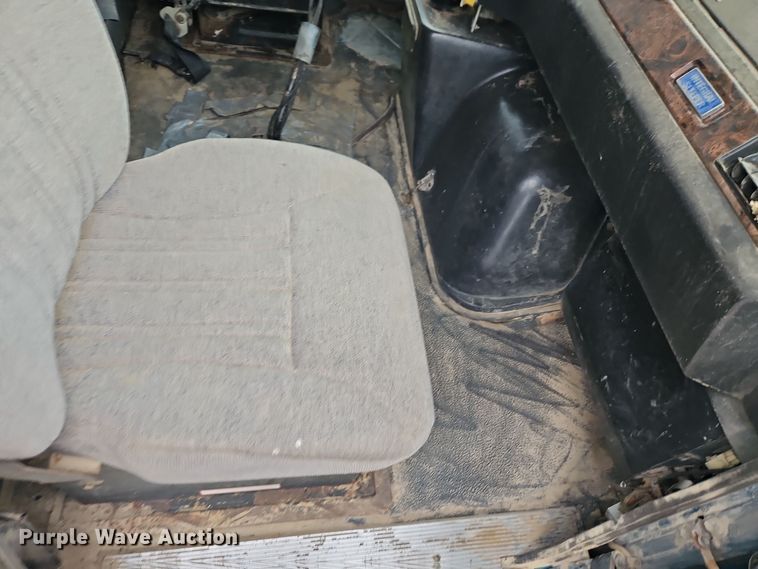 image for item EI8692 1996 Volvo WIA64T semi truck