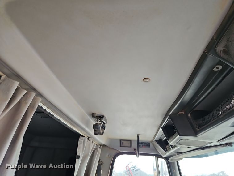 image for item EI8692 1996 Volvo WIA64T semi truck