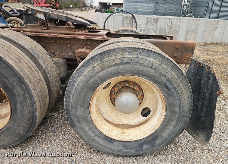 image for item EI8692 1996 Volvo WIA64T semi truck