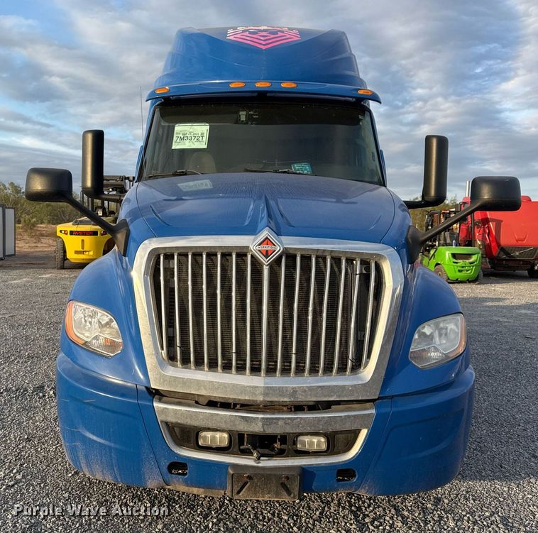 image for item EJ3226 2018 International LT625 semi truck