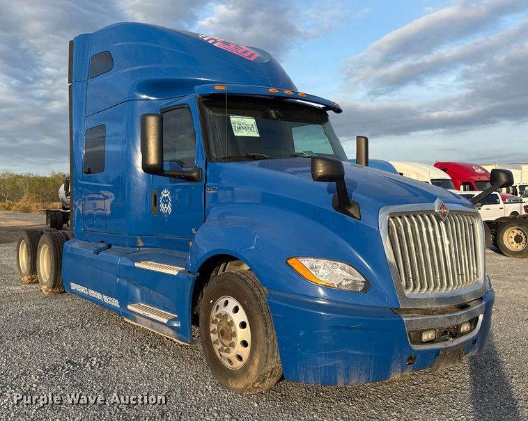image for item EJ3226 2018 International LT625 semi truck