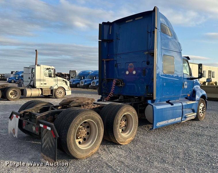 image for item EJ3226 2018 International LT625 semi truck