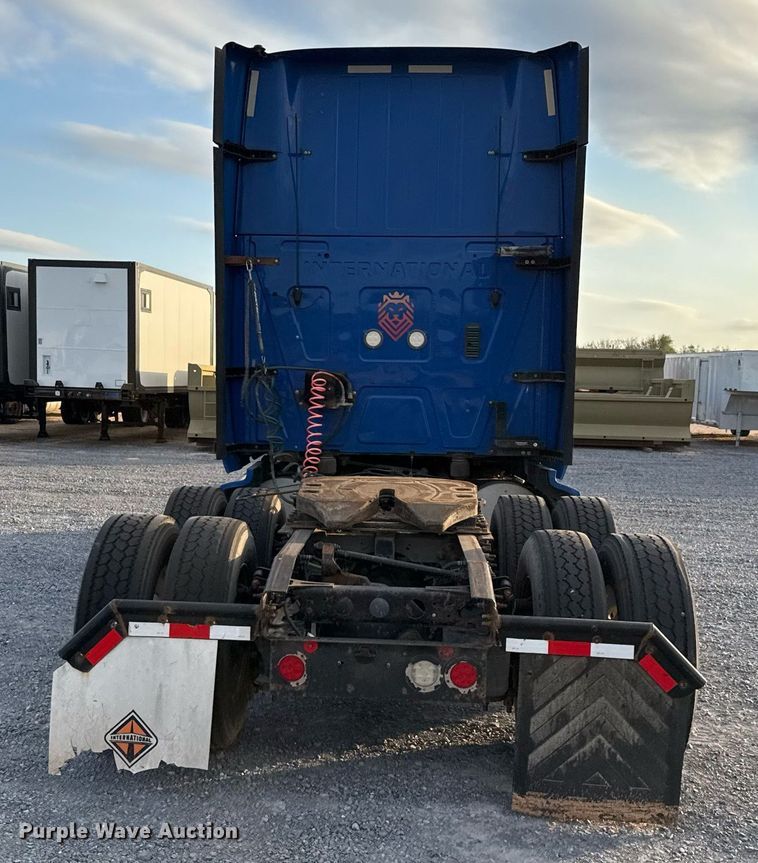 image for item EJ3226 2018 International LT625 semi truck
