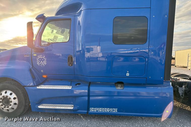image for item EJ3226 2018 International LT625 semi truck