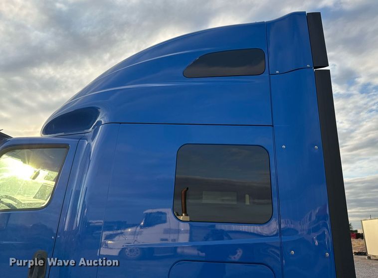 image for item EJ3226 2018 International LT625 semi truck