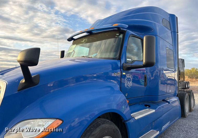 image for item EJ3226 2018 International LT625 semi truck