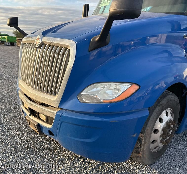 image for item EJ3226 2018 International LT625 semi truck