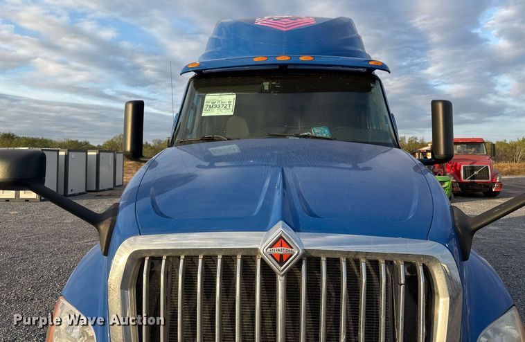 image for item EJ3226 2018 International LT625 semi truck