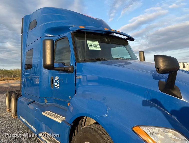 image for item EJ3226 2018 International LT625 semi truck