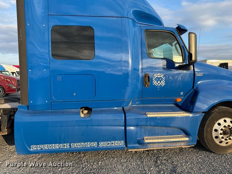 image for item EJ3226 2018 International LT625 semi truck