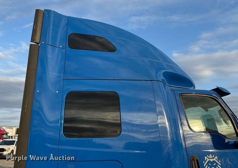 image for item EJ3226 2018 International LT625 semi truck