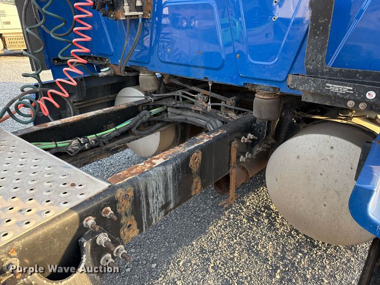 image for item EJ3226 2018 International LT625 semi truck