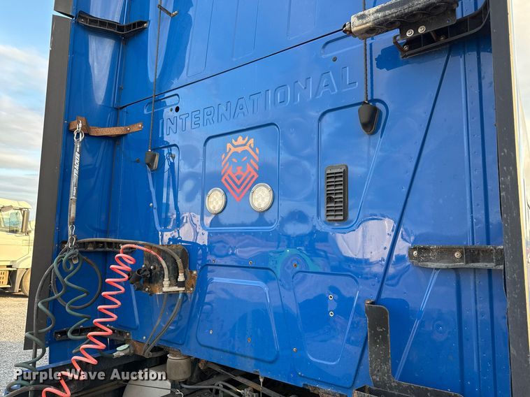 image for item EJ3226 2018 International LT625 semi truck
