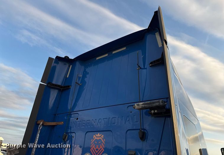 image for item EJ3226 2018 International LT625 semi truck