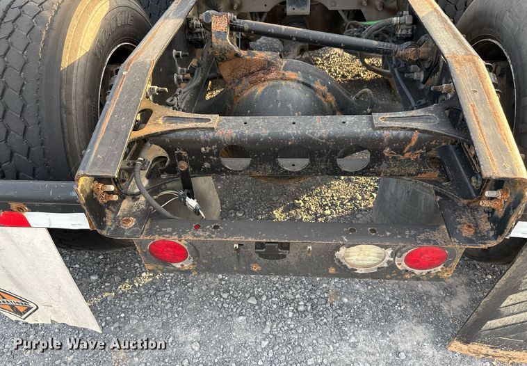 image for item EJ3226 2018 International LT625 semi truck