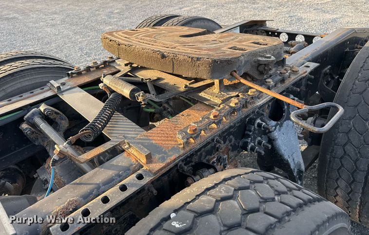 image for item EJ3226 2018 International LT625 semi truck