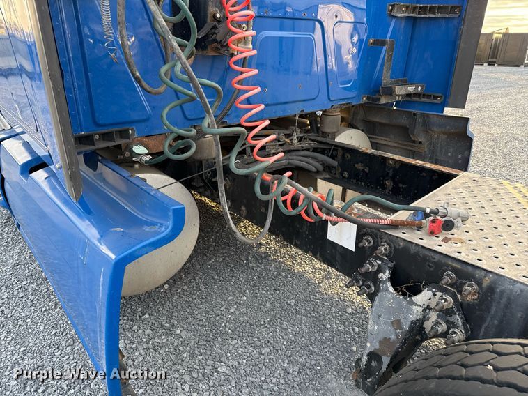 image for item EJ3226 2018 International LT625 semi truck