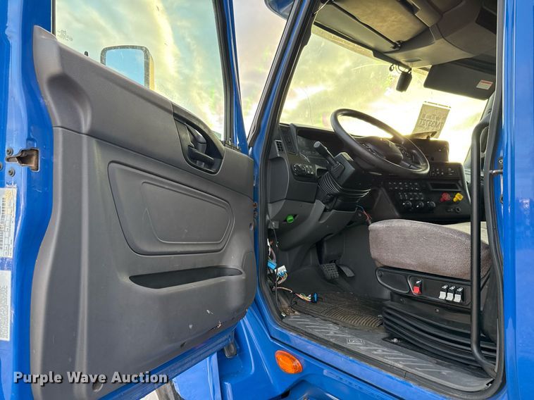 image for item EJ3226 2018 International LT625 semi truck