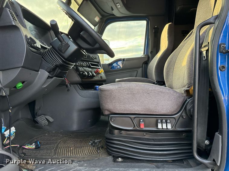 image for item EJ3226 2018 International LT625 semi truck