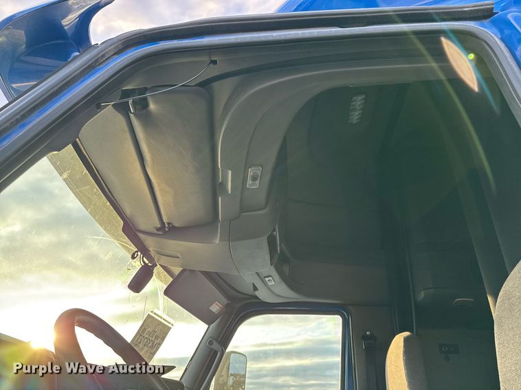 image for item EJ3226 2018 International LT625 semi truck