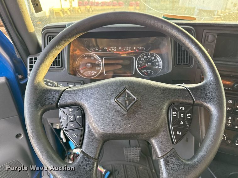 image for item EJ3226 2018 International LT625 semi truck