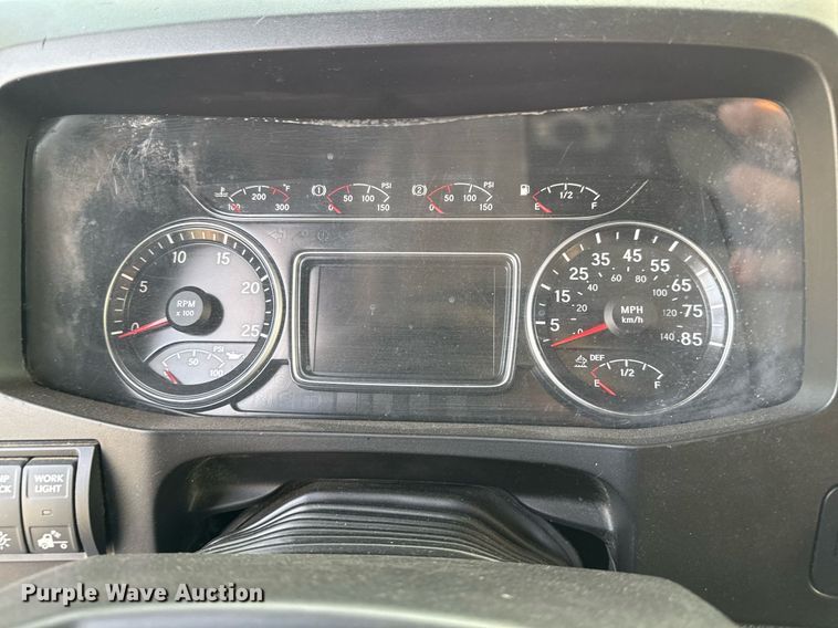 image for item EJ3226 2018 International LT625 semi truck