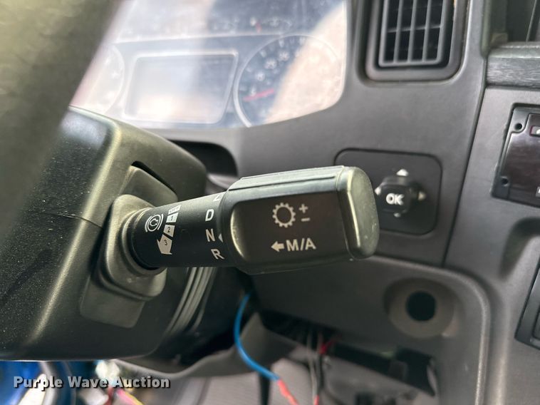 image for item EJ3226 2018 International LT625 semi truck