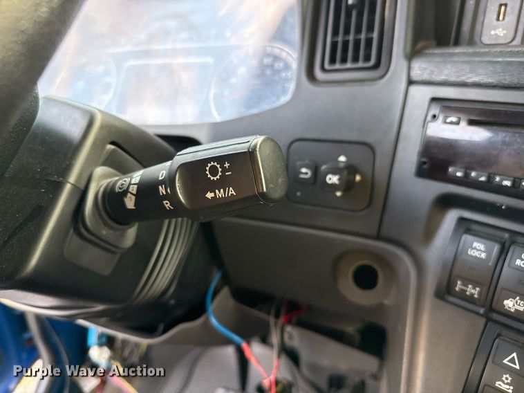 image for item EJ3226 2018 International LT625 semi truck