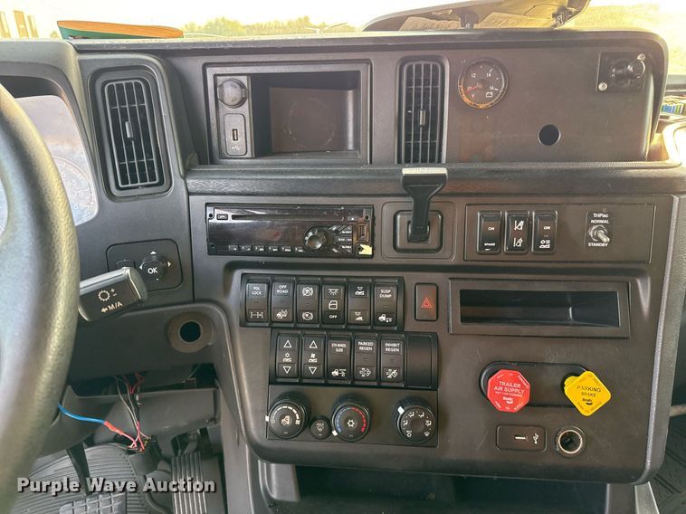 image for item EJ3226 2018 International LT625 semi truck