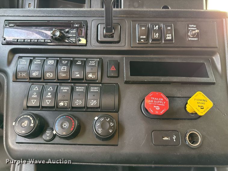 image for item EJ3226 2018 International LT625 semi truck