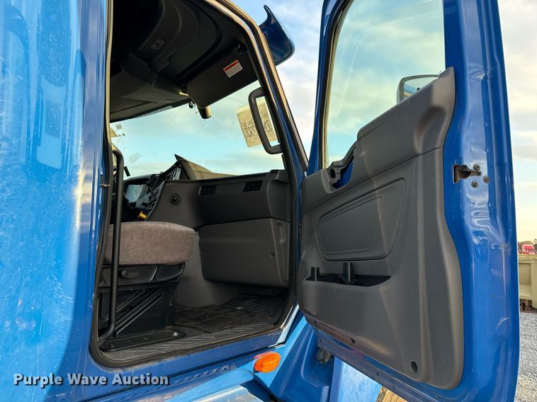 image for item EJ3226 2018 International LT625 semi truck