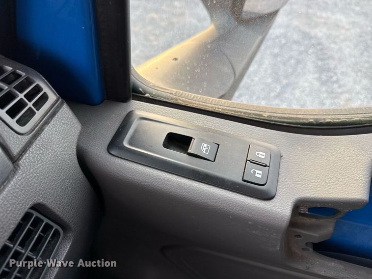 image for item EJ3226 2018 International LT625 semi truck