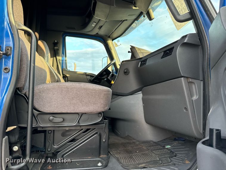 image for item EJ3226 2018 International LT625 semi truck