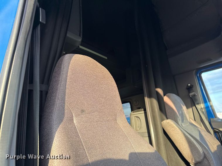 image for item EJ3226 2018 International LT625 semi truck