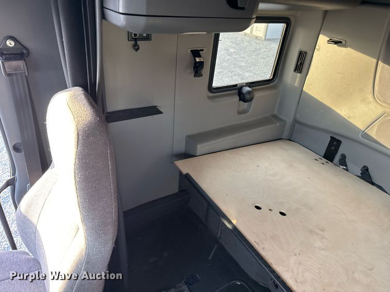 image for item EJ3226 2018 International LT625 semi truck