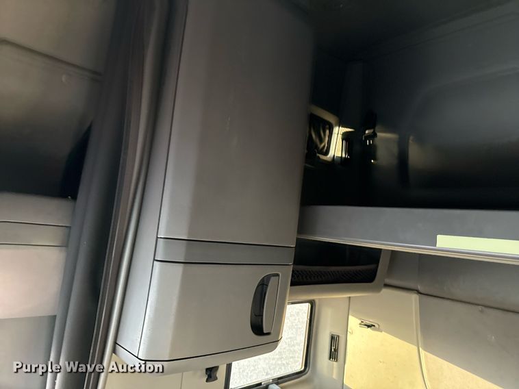 image for item EJ3226 2018 International LT625 semi truck