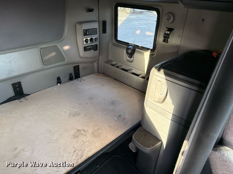 image for item EJ3226 2018 International LT625 semi truck